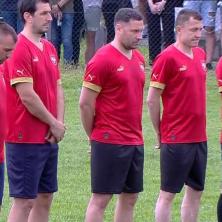 Živite: Duljaj, Ilić, Tošić i druge legende igraju utakmicu u čast žrtva u Malom Orašju (FOTO)