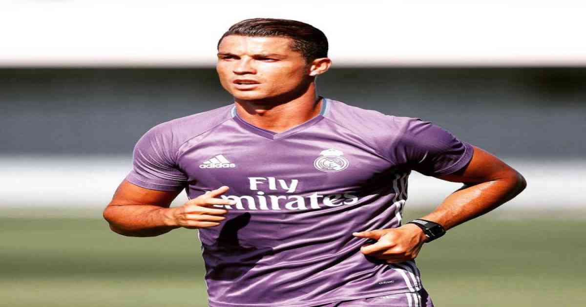 Život fudbalera: Kristijano Ronaldo se počastio automobilom od dva miliona evra (video)