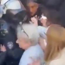Zloupotreba starijih ljudi na delu; Sraman snimak: Blokaderi guraju baku na policiju (VIDEO)