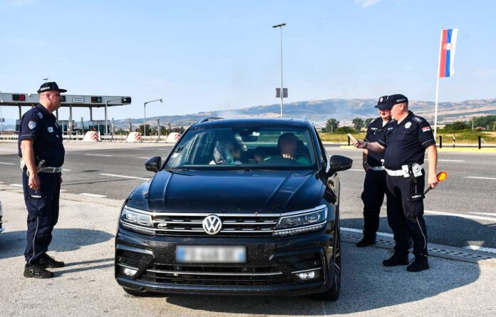 Zmija dva puta ujela muškarca kod Vladičinog Hana, policija sprovela vozilo do Urgentnog centra