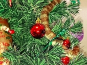 Zmija otrovnica kao ukras na božićnoj jelki