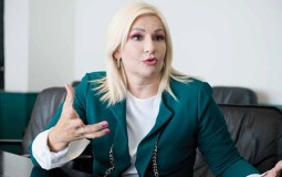 
					Zorana Mihajlović: O rekonstrukciji Vlade prvo u SNS-u 
					
									