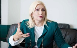 
					Zorana Mihajlović osudila Gurovićevo nasilje 
					
									