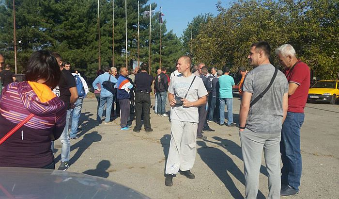 Zrenjanin: Radnici Radijatora ispred fabrike, proizvodnja stala