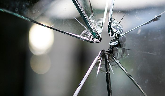 Zrenjanin: Razbijeni prozori na prostorijama sindikata