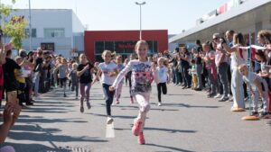 Zrenjaninski mališani masovno trčali “Trku za srećnije detinjstvo”