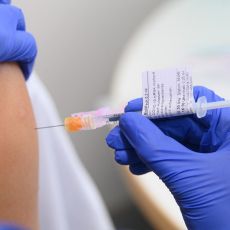 Zubar koji je pokušao da lažira vakcinaciju uz pomoć SILIKONSKE ruke, ipak vakcinisan 
