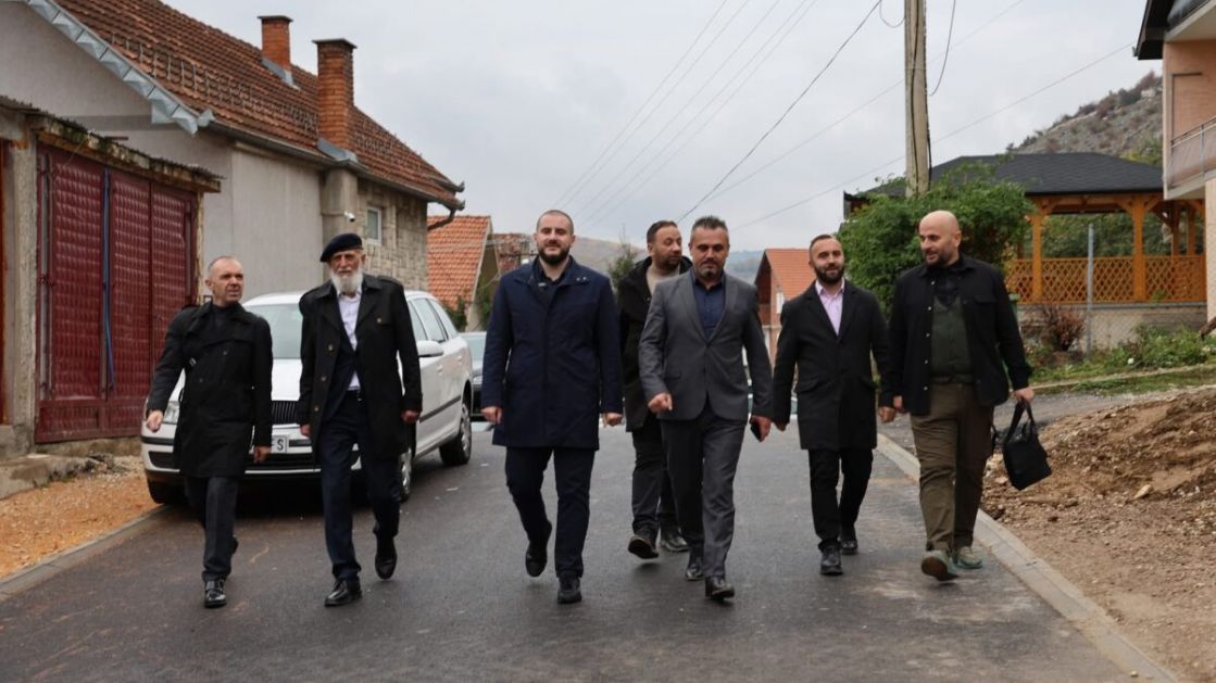 Zukorlić obišao prvu ulicu asfaltiranu politkom SPP u Tutinu
