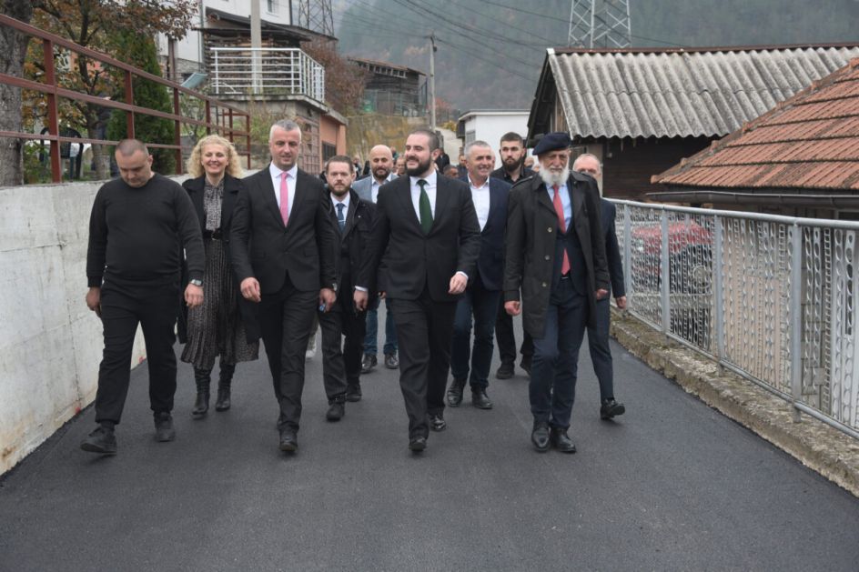 Zukorlić u Prijepolju – Obišao novoasfaltiranu ulicu koju je finansirao njegov kabinet