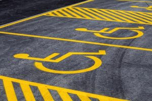Žute pruge kraj parkinga za invalide