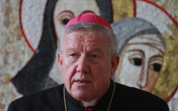 
					Zvaničnici Srbije čestitali Uskrs vernicima i nadbiskupu Hočevaru 
					
									
