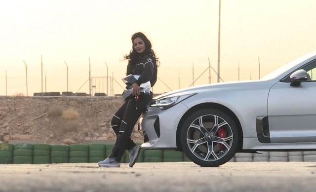 Zver je oslobođena  Saudijka već pali gume na trkačkoj stazi VIDEO
