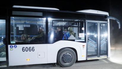 Pet autobusa sa evakuiranim vojnicima iz Azovstala stiglo u Novoazovsk