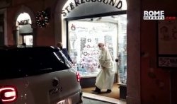 Papa u iznenadnoj poseti prodavnici diskova i ploča u Rimu